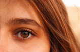 眼睛周围长斑(常见原因和有效治疗方式！眼睛周围长斑该怎么办？)
